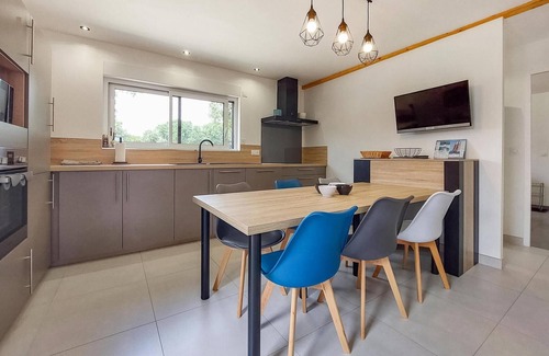 Rohan House | Spend a peaceful holiday in this stylishly renovated holiday home.