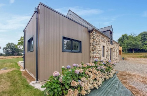 Rohan House | Spend a peaceful holiday in this stylishly renovated holiday home.