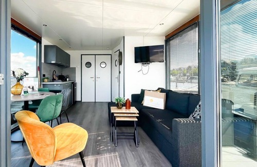Municipality of Uitgeest House | Spend the night on a houseboat with a view of the Uitgeester lake.