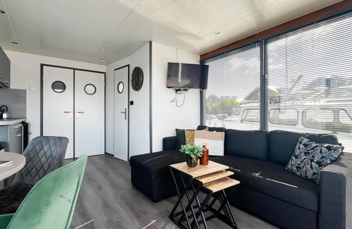 Municipality of Uitgeest House | Spend the night on a houseboat with a view of the Uitgeester lake.