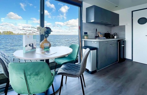 Municipality of Uitgeest House | Spend the night on a houseboat with a view of the Uitgeester lake.