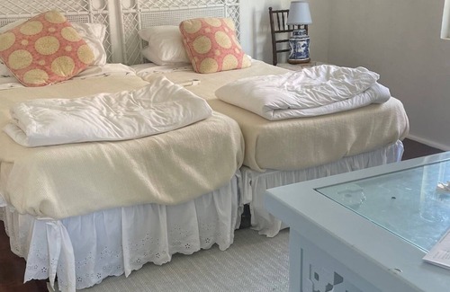 Paget Cottage | Spend xmas in Bermuda in a cottage with the crashing ocean and fireplace