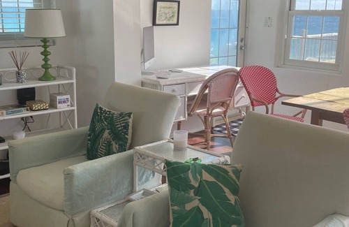 Paget Cottage | Spend xmas in Bermuda in a cottage with the crashing ocean and fireplace