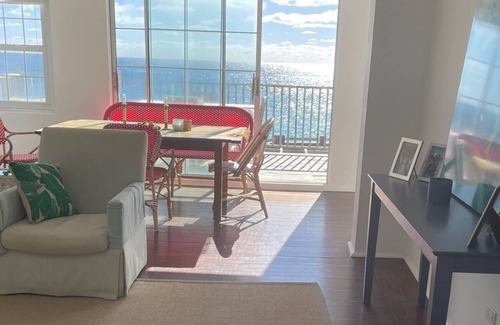 Paget Cottage | Spend xmas in Bermuda in a cottage with the crashing ocean and fireplace