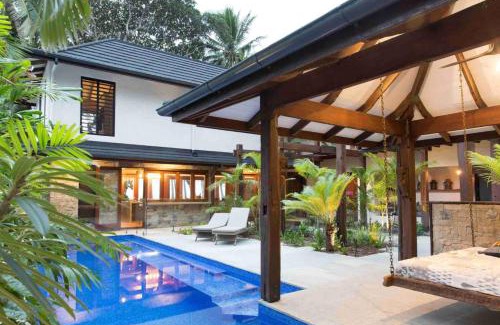 Mowbray House | Spice At Oak Absolute Beachfront with Private Pool Near Port Douglas