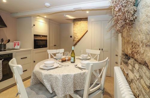 Stow-on-the-Wold Cottage | SPINNERS COTTAGE, pet friendly, with open fire in Stow-On-The-Wold