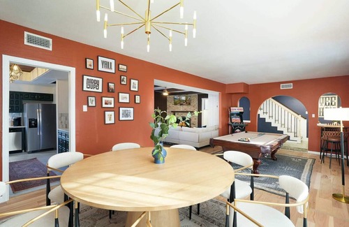 Vance Jackson House | Sportscourt & Pool! Indoor Slide~Games~ Family Fun