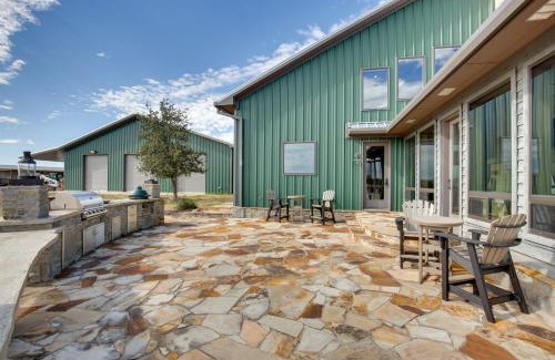 Elmo House | Sprawling Kaufman Home with On-Site Lake and Fire Pit