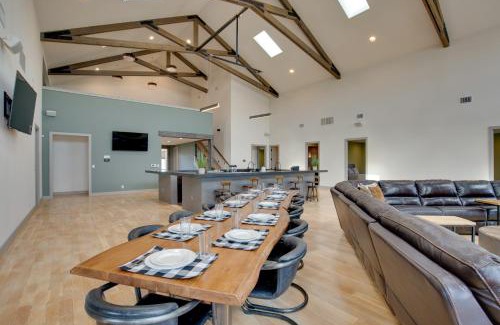 Elmo House | Sprawling Kaufman Home with On-Site Lake and Fire Pit