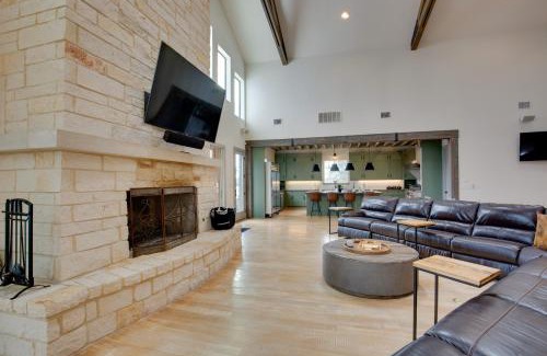 Elmo House | Sprawling Kaufman Home with On-Site Lake and Fire Pit