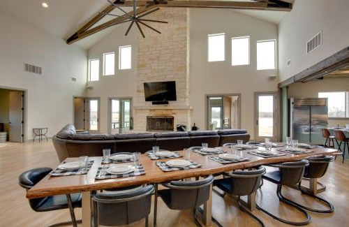 Elmo House | Sprawling Kaufman Home with On-Site Lake and Fire Pit