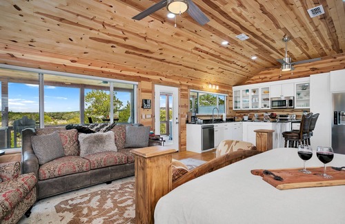 Fredericksburg Cabin | Spring Creek Casita at No Rancho Properties | Hot Tub | Hill Country Views & More