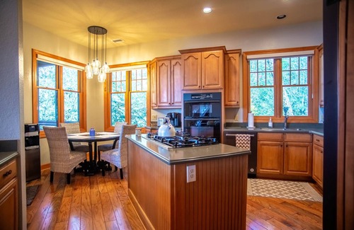 Burnsville Villa | Spring Rock Retreat- Private Club Access