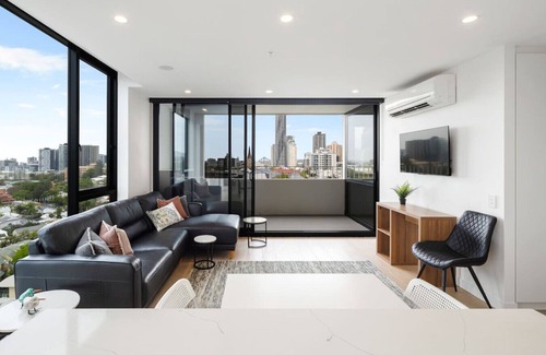 Spring Hill Apartment | Springhills close to CBD 2BR/1BA with Parking