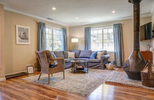 Aptos House | Spruce Beach Cottage - Walk to beach