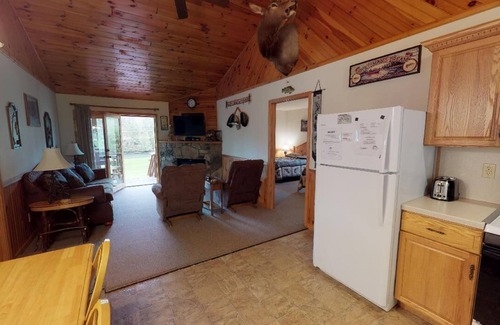 Gaines House | Spruce Cabin with 2 master suites on Pine Creek/gym/AC/hot tub/fire ring/wifi