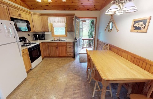 Gaines House | Spruce Cabin with 2 master suites on Pine Creek/gym/AC/hot tub/fire ring/wifi