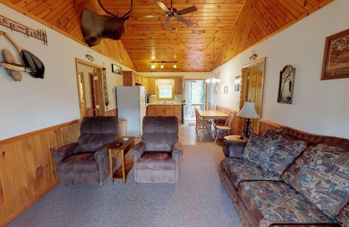 Gaines House | Spruce Cabin with 2 master suites on Pine Creek/gym/AC/hot tub/fire ring/wifi