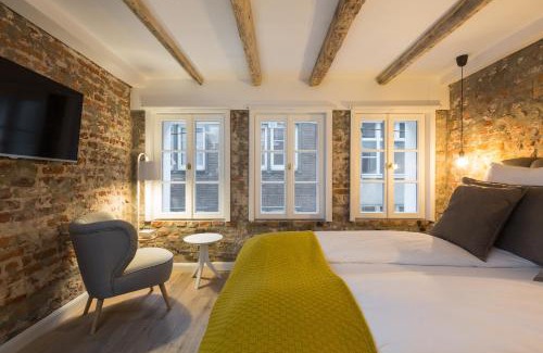 Dusseldorf Old Town Apartment | Square Rooms 20