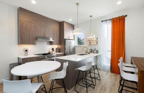 Broadway House | Squire - Prime Location with View & Parking