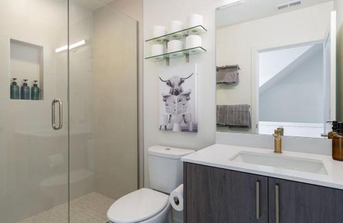 Broadway House | Squire - Prime Location with View & Parking