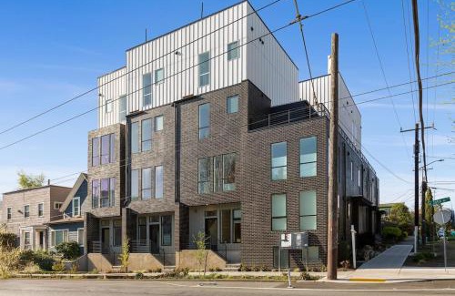 Broadway House | Squire - Prime Location with View & Parking