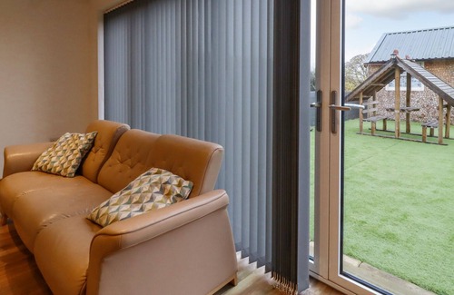 Rastrick Cottage | ST. GEORGES LODGE, character holiday cottage in Hipperholme