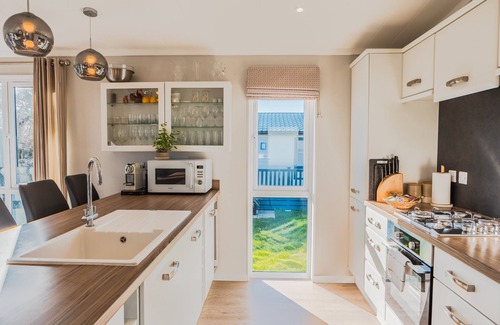 Ryde Cabin | St Helens 2-bed Lodge, Sleeps 4, Pets Ok & Pool