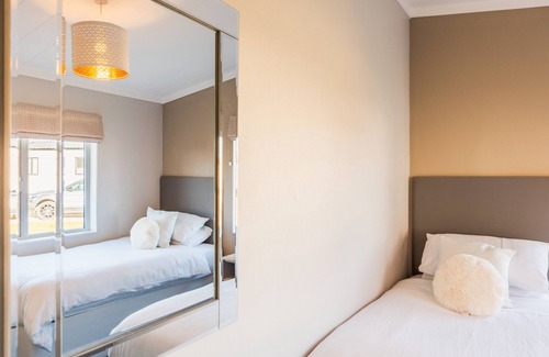 Ryde Cabin | St Helens 2-bed Lodge, Sleeps 4, Pets Ok & Pool