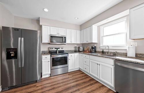 Williamstown House | St James Place: Spacious 6-Bedroom Near the Ark!