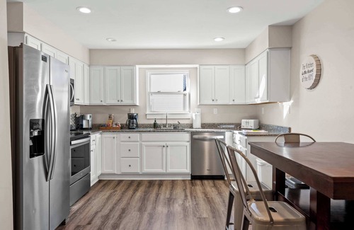 Williamstown House | St James Place: Spacious 6-Bedroom Near the Ark!