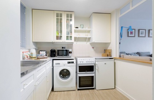 Tower Hill Apartment | St Katharine Dock | By Tower Bridge | Dock View