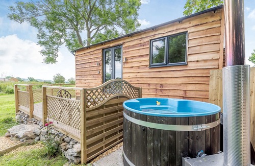 Llanfair Caereinion Cottage | STAG LODGE POD, pet friendly, with hot tub in Llanfair Caereinion