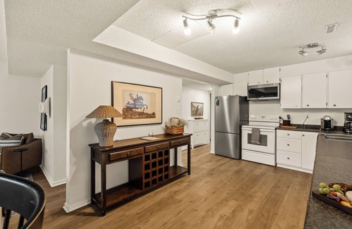 Southwest Calgary House | Stampede Saloon- 5 Guests, Walk to Stampede/DT/Close to Attractions!