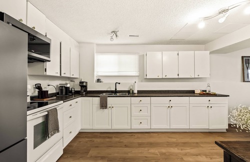 Southwest Calgary House | Stampede Saloon- 5 Guests, Walk to Stampede/DT/Close to Attractions!