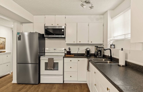 Southwest Calgary House | Stampede Saloon- 5 Guests, Walk to Stampede/DT/Close to Attractions!