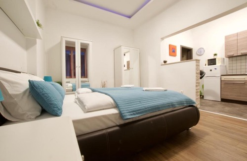 Erzsebetvaros Apartment | Standard Apartment by Hi5 -Baross Square