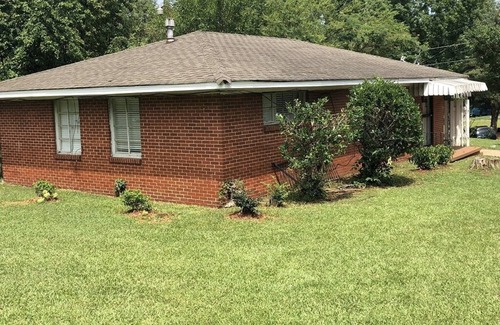 Glen Iris House | Standard home near colleges, hospitals, shopping and more!