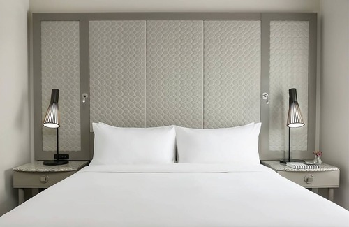 Lower Nob Hill Hotel | Standard Queen Room at Stanford Court Hotel, Pets Are Welcome!