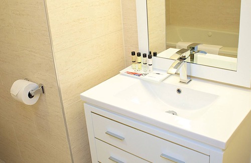 Long Beach Apartment | Standard Queen room