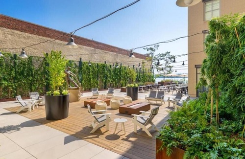 Old Town Alexandria Apartment | Standard Room Near Hummingbird Bar and Kitchen WDC