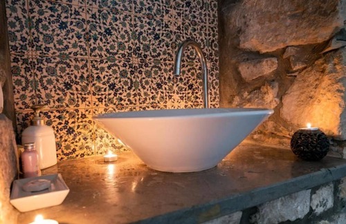 Artists Colony Cabin | Standard Suite