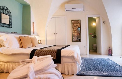 Artists Colony Cabin | Standard Suite