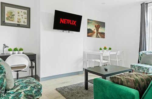 Corby Apartment | Stanion Luxurious 3 Bedroom Modern House Northamptonshire, Double, Twins, Single, Free Parking, Free Wi-Fi, Pets, Up to 8 Sleeps, 4 Smart TVs