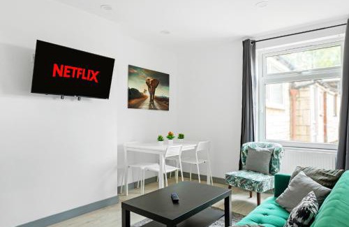 Corby Apartment | Stanion Luxurious 3 Bedroom Modern House Northamptonshire, Double, Twins, Single, Free Parking, Free Wi-Fi, Pets, Up to 8 Sleeps, 4 Smart TVs