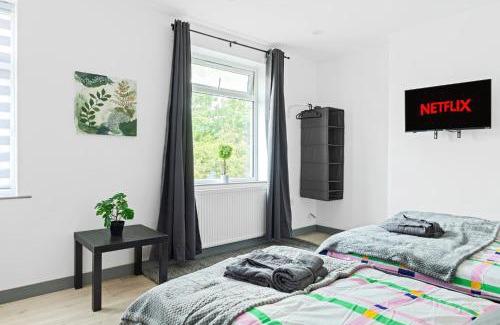 Corby Apartment | Stanion Luxurious 3 Bedroom Modern House Northamptonshire, Double, Twins, Single, Free Parking, Free Wi-Fi, Pets, Up to 8 Sleeps, 4 Smart TVs