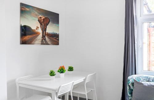 Corby Apartment | Stanion Luxurious 3 Bedroom Modern House Northamptonshire, Double, Twins, Single, Free Parking, Free Wi-Fi, Pets, Up to 8 Sleeps, 4 Smart TVs