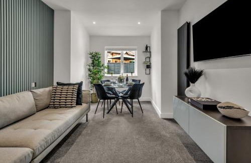 Peterborough House | Stanley Park House Peterborough - 3 bed, 3 bathroom, parking, garden