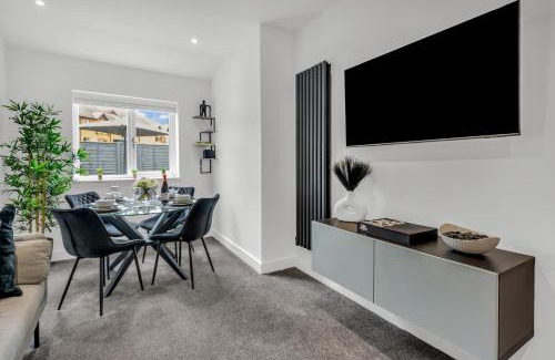 Peterborough House | Stanley Park House Peterborough - 3 bed, 3 bathroom, parking, garden