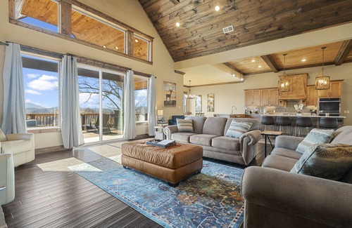 Gatlinburg - Pigeon Forge Ski Chalet | Star Of The Summit, Private Pool, Breathtaking Mountain Views, FREE Tickets!